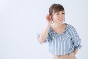 耳を傾ける女性