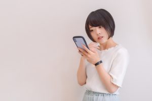 スマホを見る女性