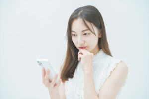 スマホを見る女性