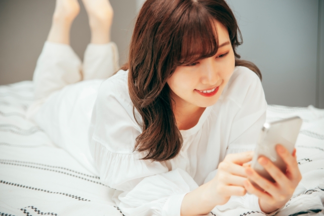 スマホを触る女性