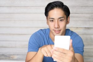 スマホを見る男性
