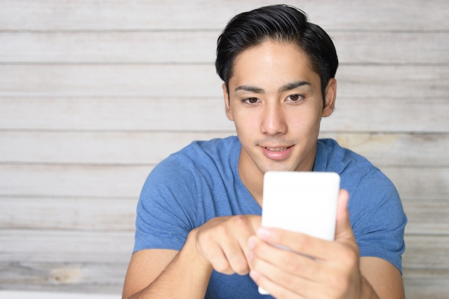 スマホを見る男性