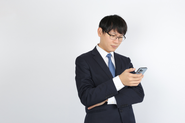 スマホを見る男性