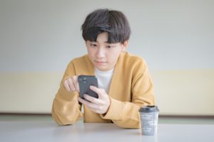 スマホを触る男性