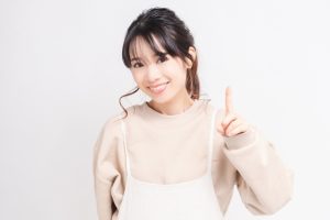 笑顔で指さす女性