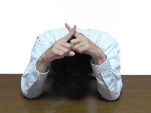 バツをする男性