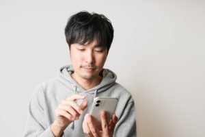 スマホを触る男性