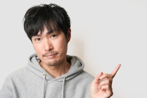 指さす男性
